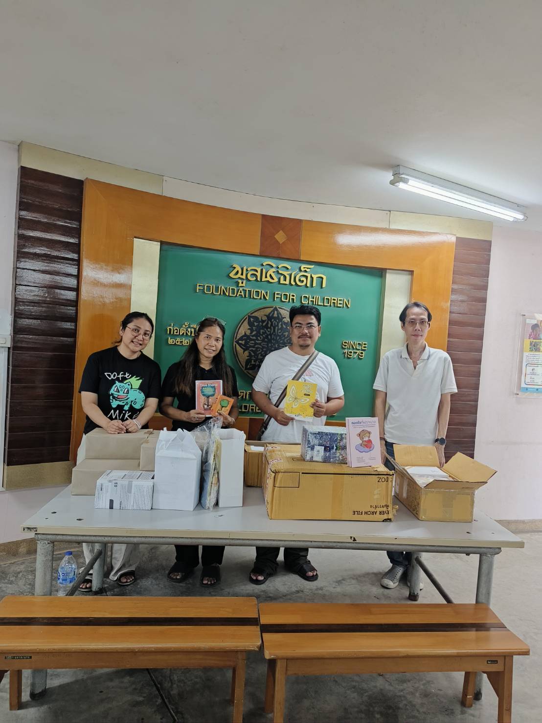 บริจาคหนังสือ สมุดบันทึก และอุปกรณ์การเขียนให้กับมูลนิธิเด็ก